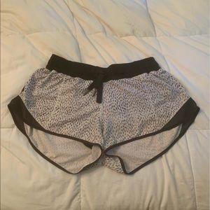 Lululemon Black and White Rare Print Hotty Hot Shorts 2.5”